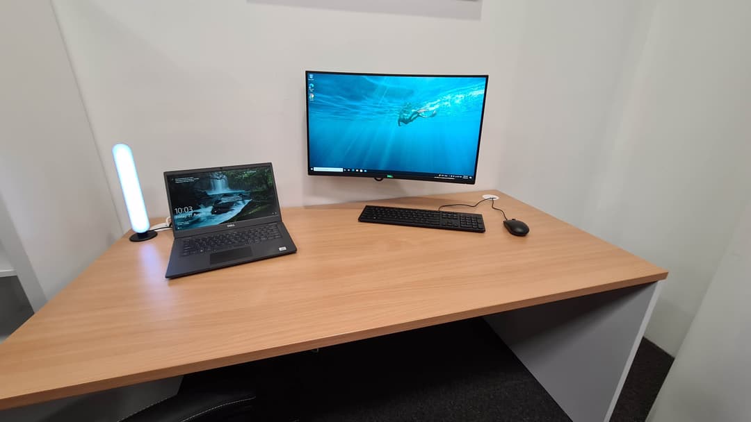 A tutoring desk with a large monitor, ready for a lesson